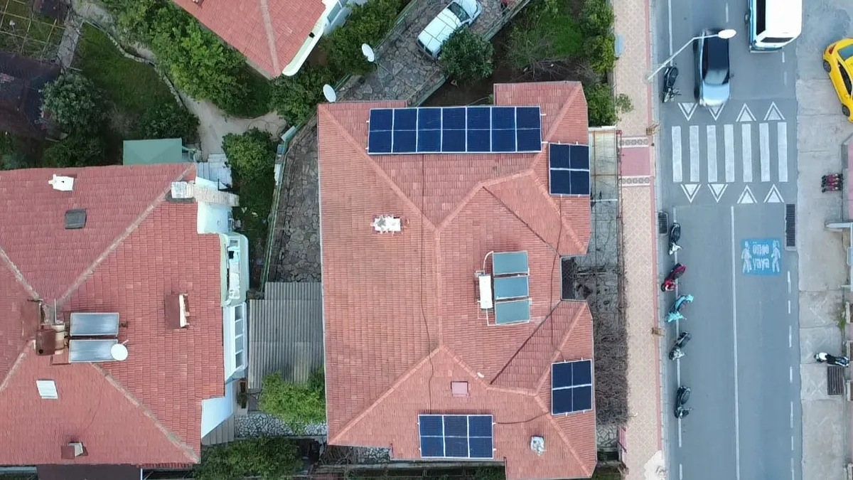 Bodrum güneş enerjisi kurulumu drone - şehir merkezi konut çatı görünümü