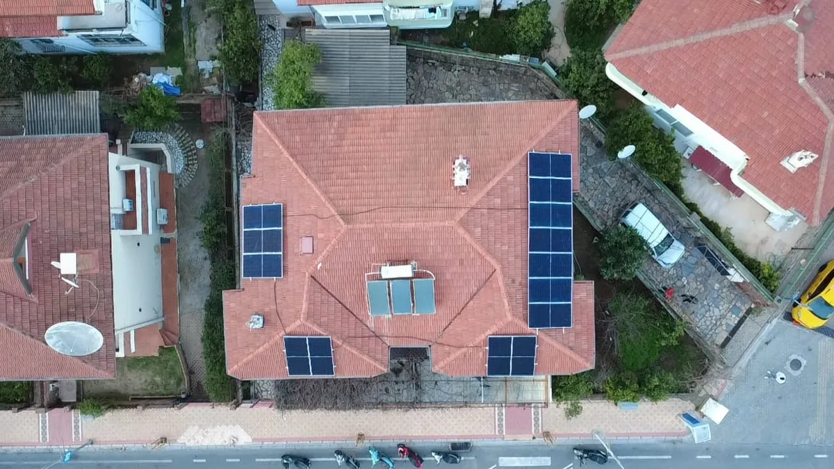Bodrum 7,7 kWp güneş enerjisi sistemi drone - kiremit çatı panel dizisi