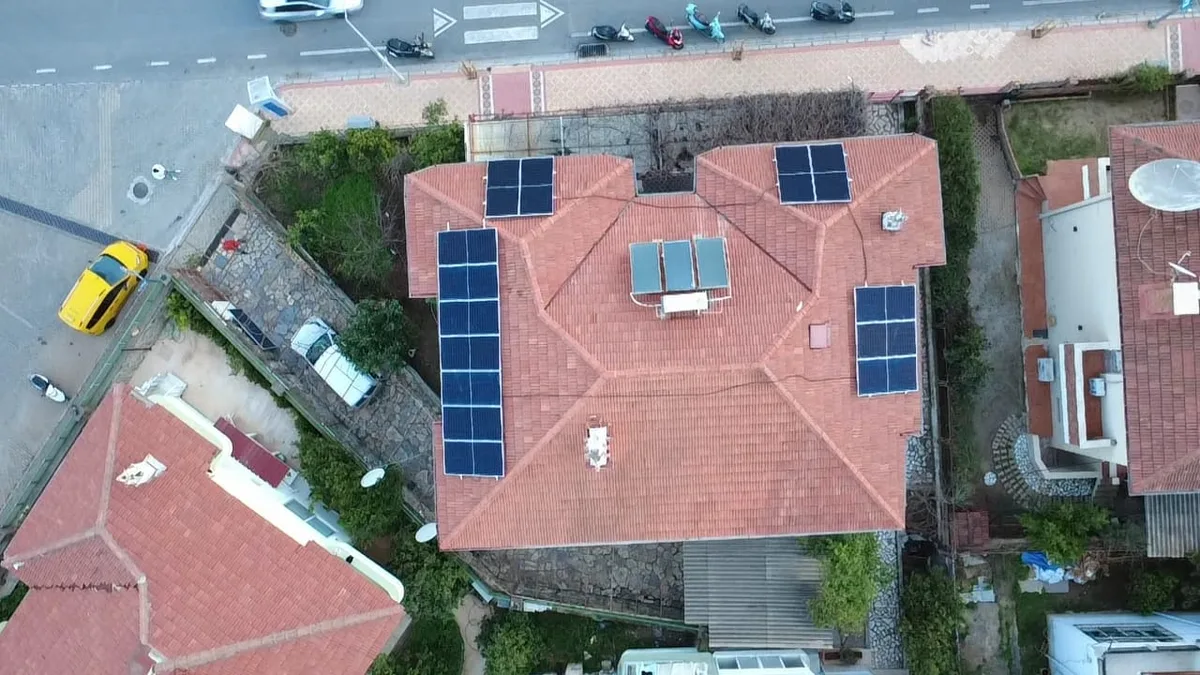 Bodrum GES kurulumu drone - çatı panel grubu ve mahalle görünümü