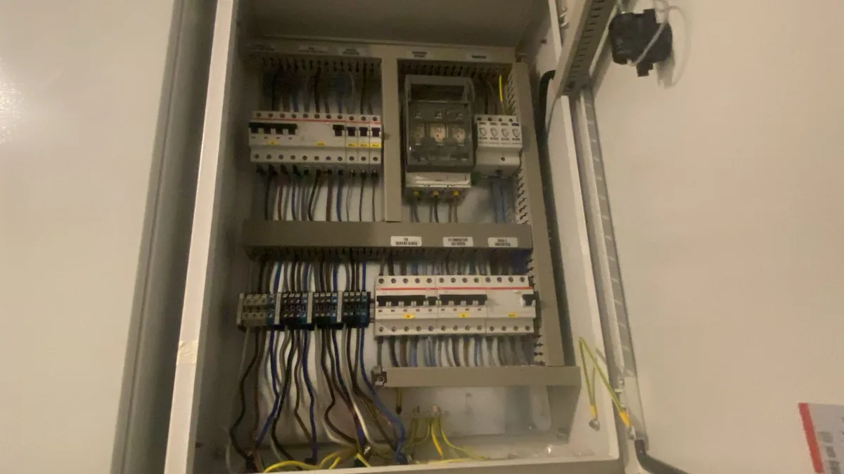 Çeşme Fox ESS GES elektrik panosu iç genel görünüm - ABB sigorta ve devre kesiciler