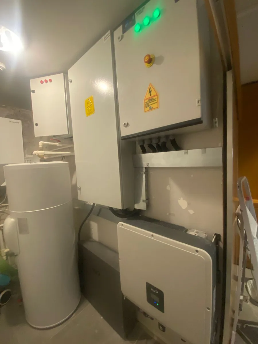 Çeşme 15kW Fox ESS hibrit güneş enerjisi ve 10kWh akü kurulumu