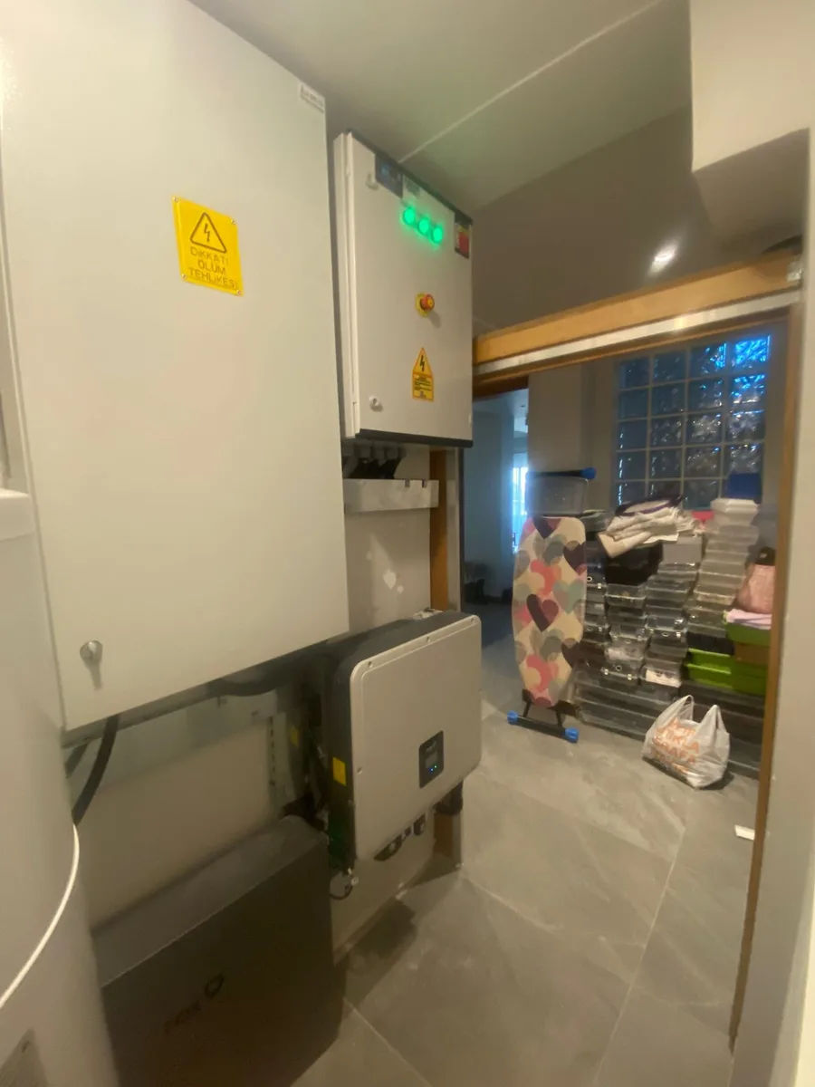 Fox ESS 15kW hibrit inverter ve GES panosu yan görünüm - Çeşme