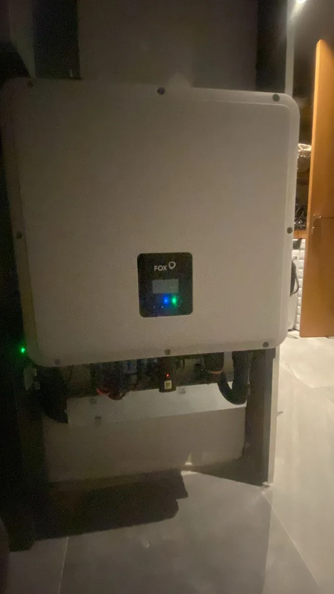 Fox ESS hibrit 15 kW inverter yakın çekim - Çeşme GES kurulumu