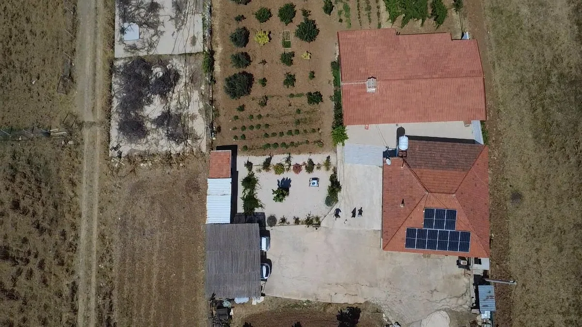Çeşme kırsal mülk güneş enerjisi kurulumu drone görüntüsü - meyve bahçesi