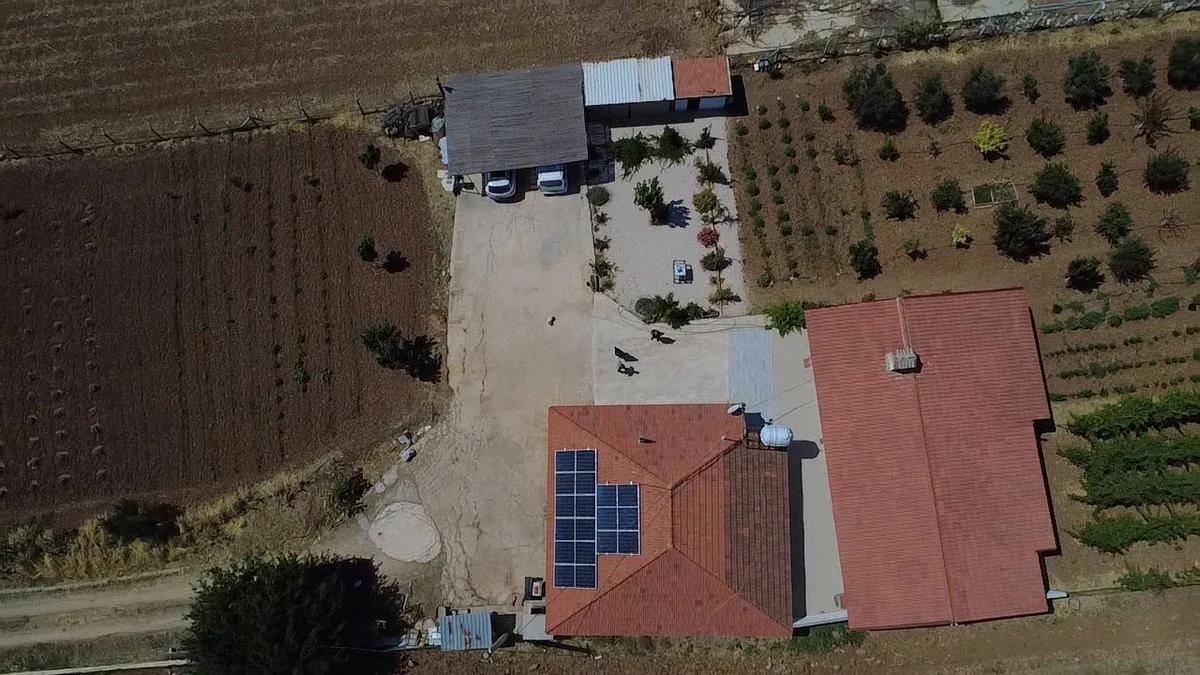 Çeşme GES projesi drone çekimi - kırmızı kiremit çatıda panel dizisi