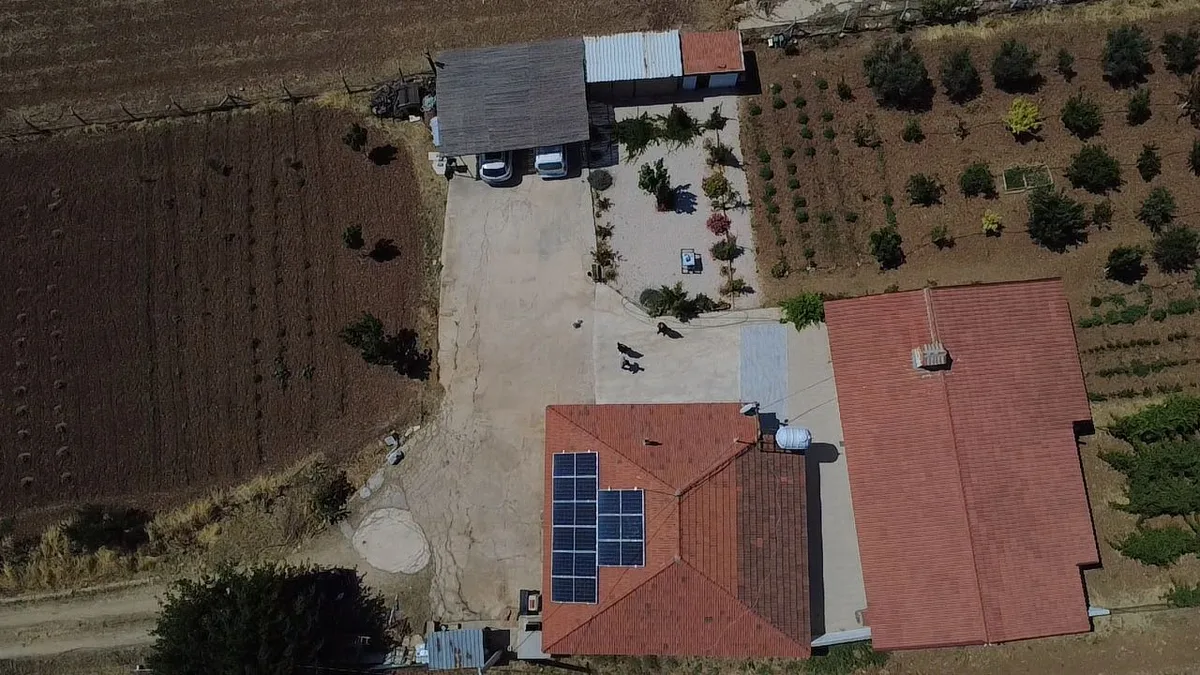 Çeşme güneş enerjisi sistemi drone - çiftlik ve güneş paneli genel görünüm