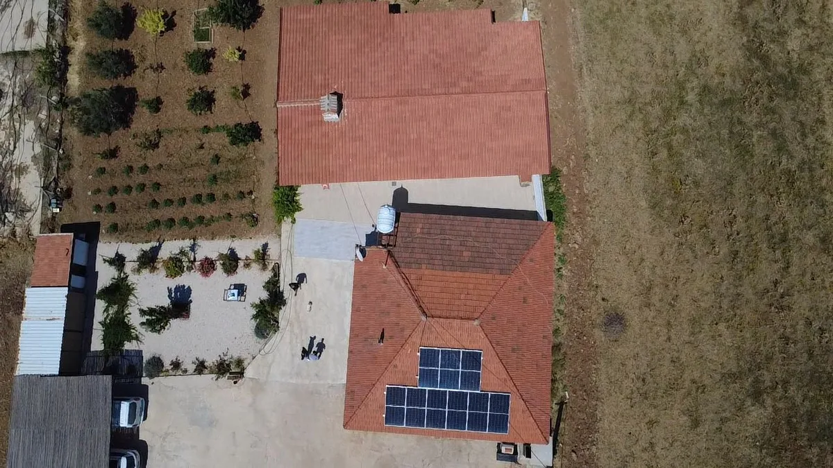Çeşme kiremit çatı güneş paneli montajı drone yakın çekim