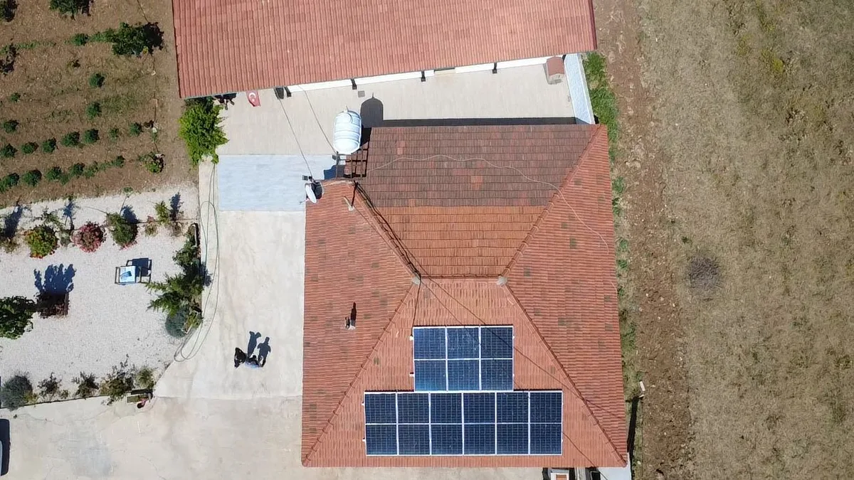 Çeşme GES panel dizilimi - iki grup halinde kiremit çatı montajı