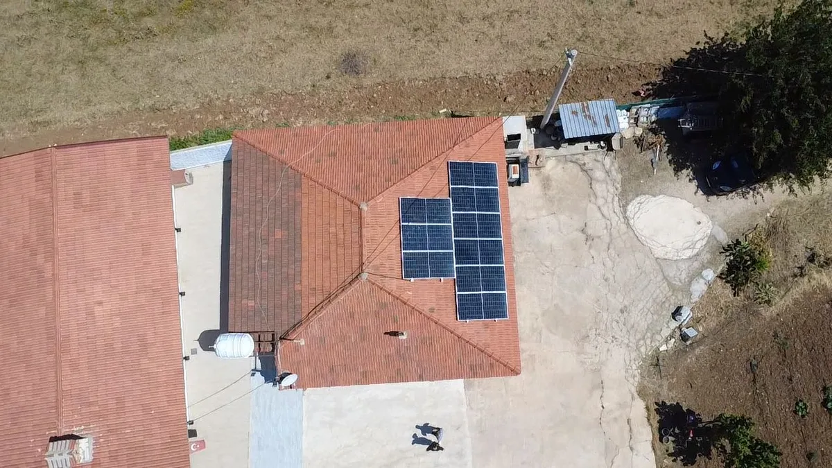 Çeşme güneş paneli yakın görünüm - monokristal panel montaj detayı