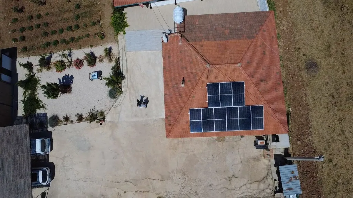 Çeşme 5kW Huawei GES panel grubu drone yakın çekim