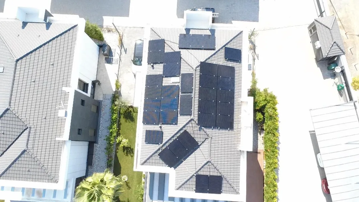 Çiğli Sasalı havuzlu villa güneş enerjisi kurulumu drone çekimi