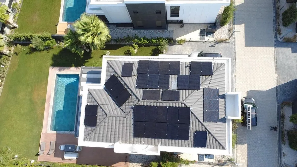 Çiğli Sasalı full black 420Wp panel montajı drone - villa genel görünüm