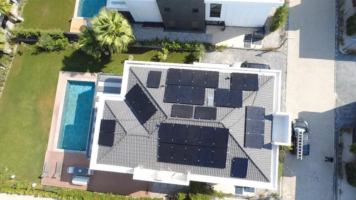 Çiğli Sasalı 33 full black panel drone çekimi - modern villa çatı