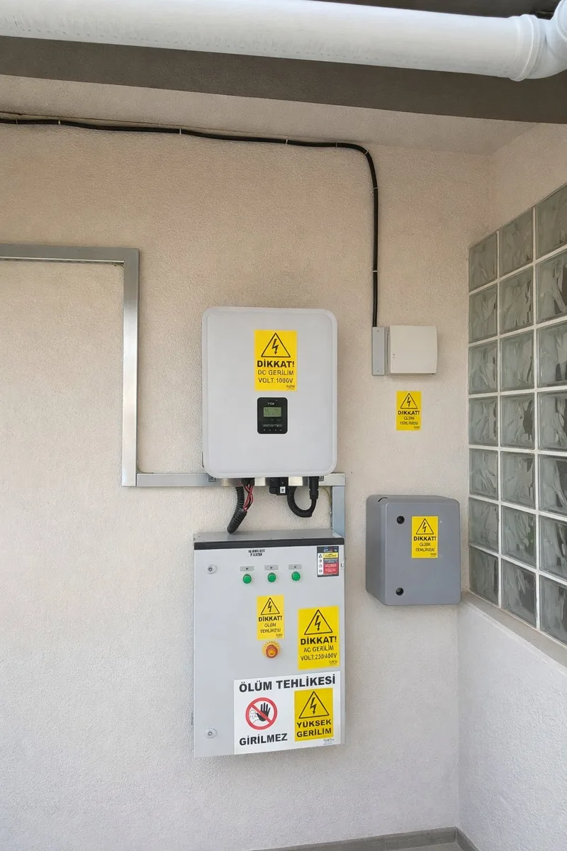 Fox ESS hibrit inverter ve GES panosu - Çiğli Sasalı dış cephe kurulumu
