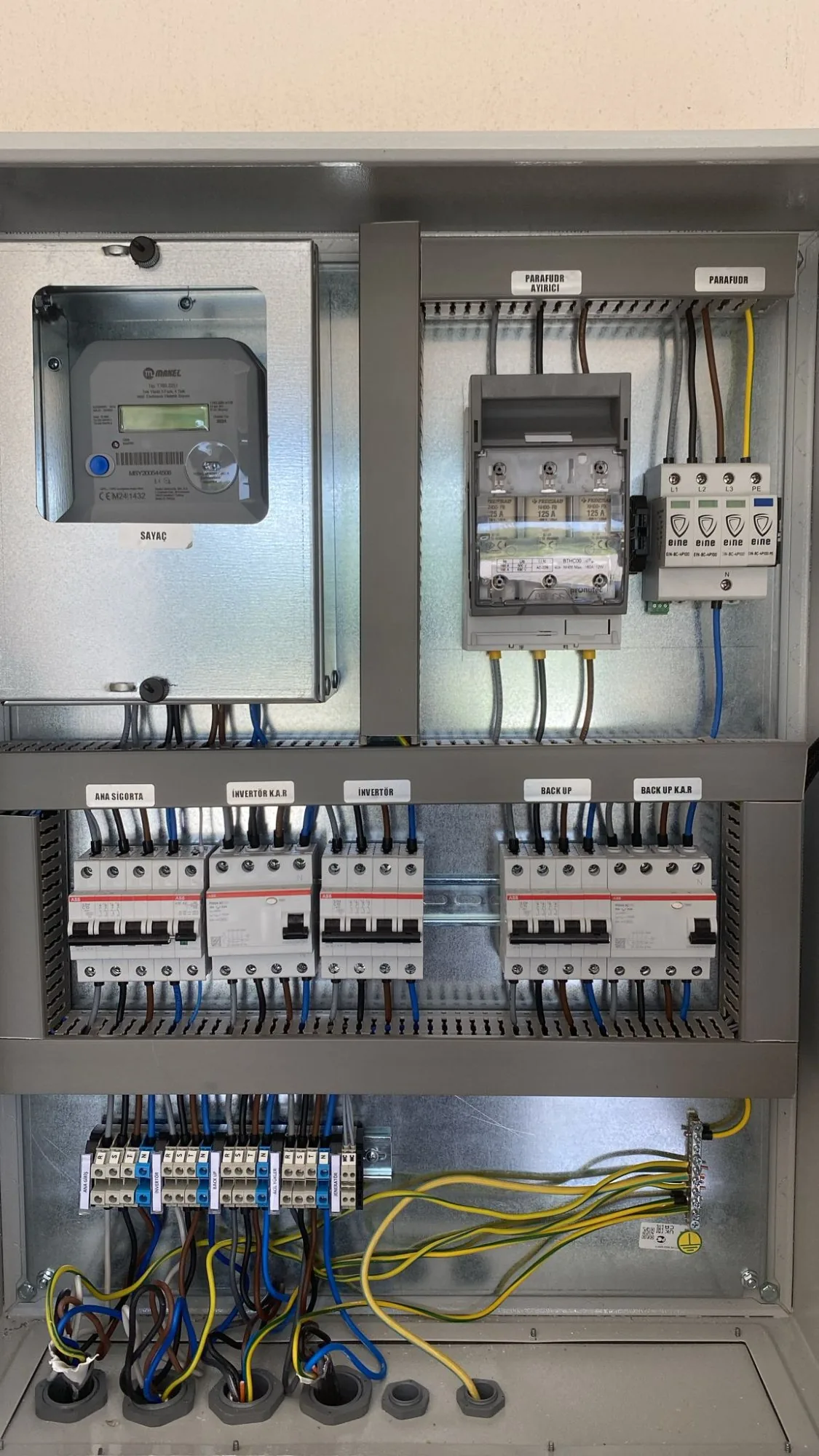 Foça Kozbeyli GES elektrik panosu iç görünüm - ABB sigorta ve devre kesiciler
