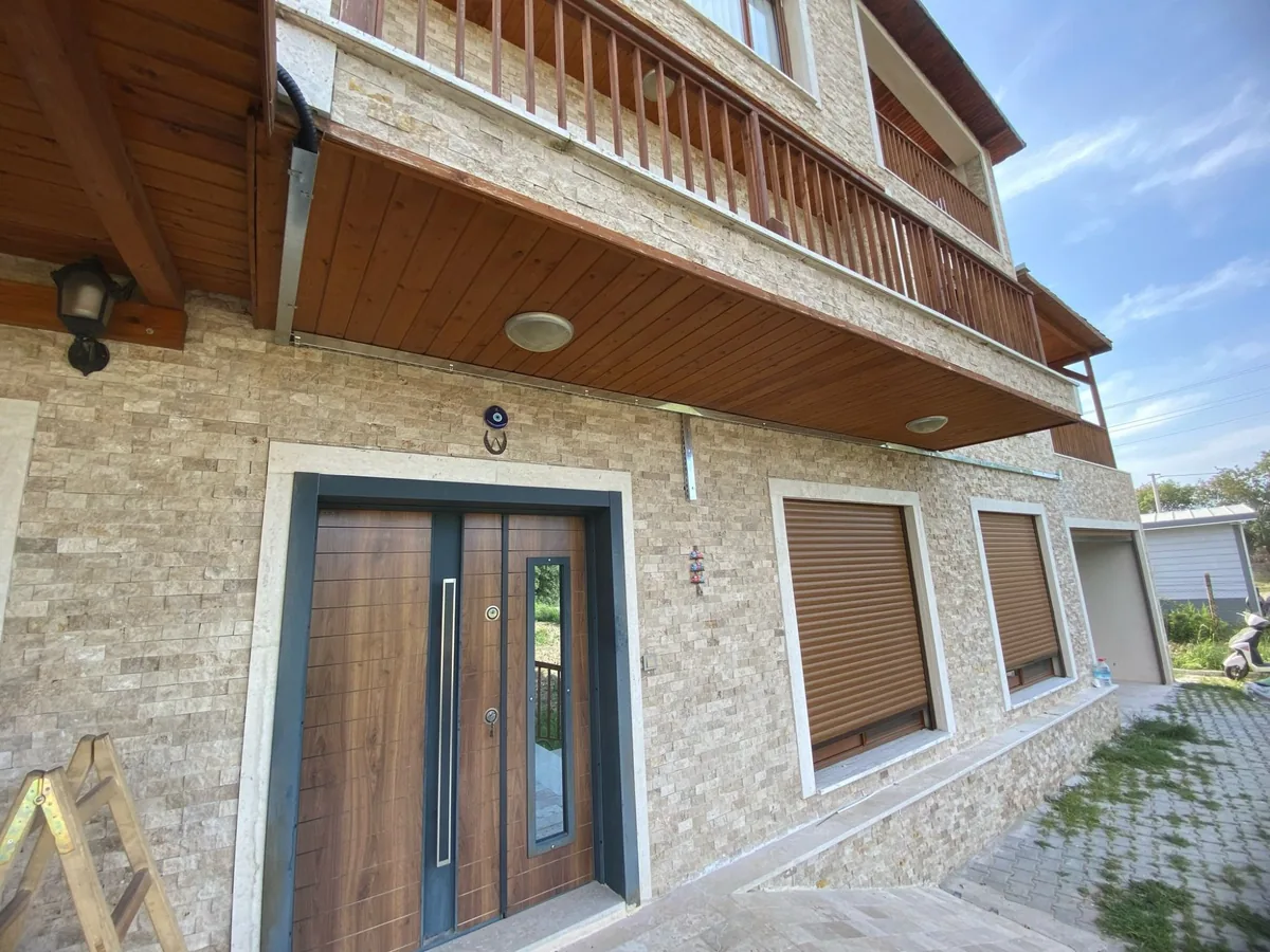 Foça Kozbeyli villa dış cephe solar kablo kanalı montajı