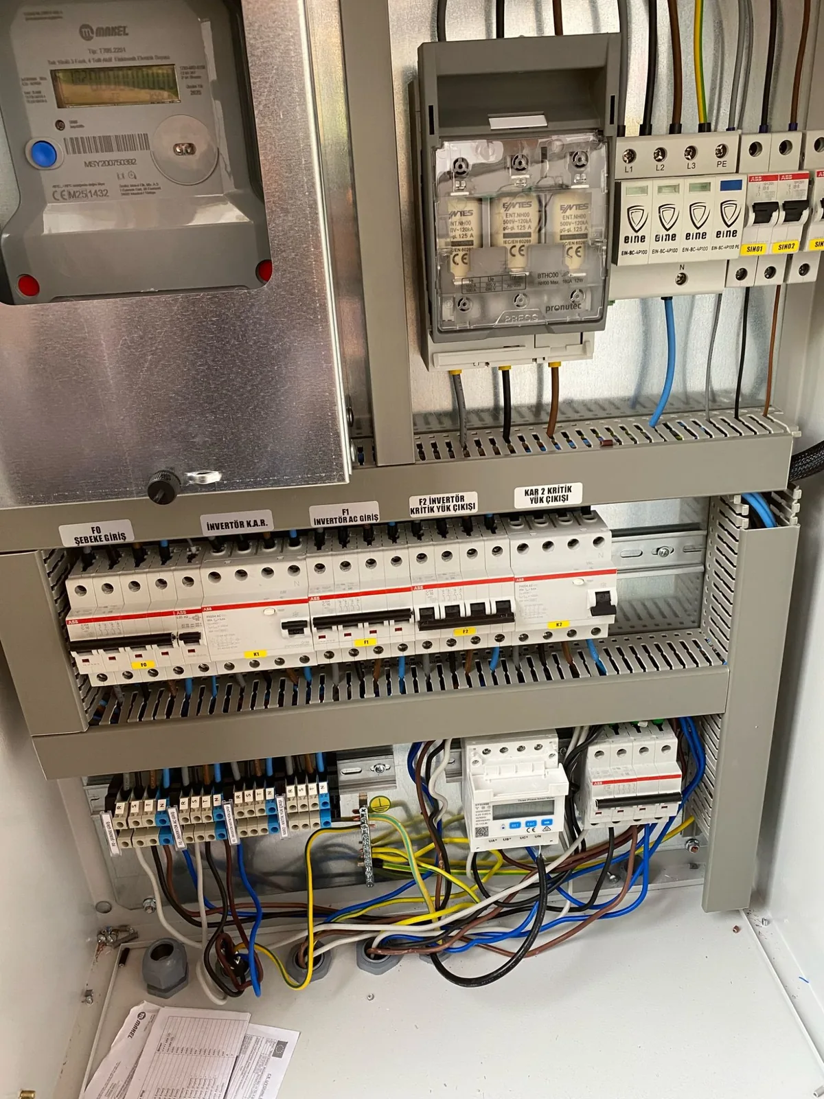 Seferihisar GES elektrik panosu iç görünüm - ABB sigorta ve devre kesiciler