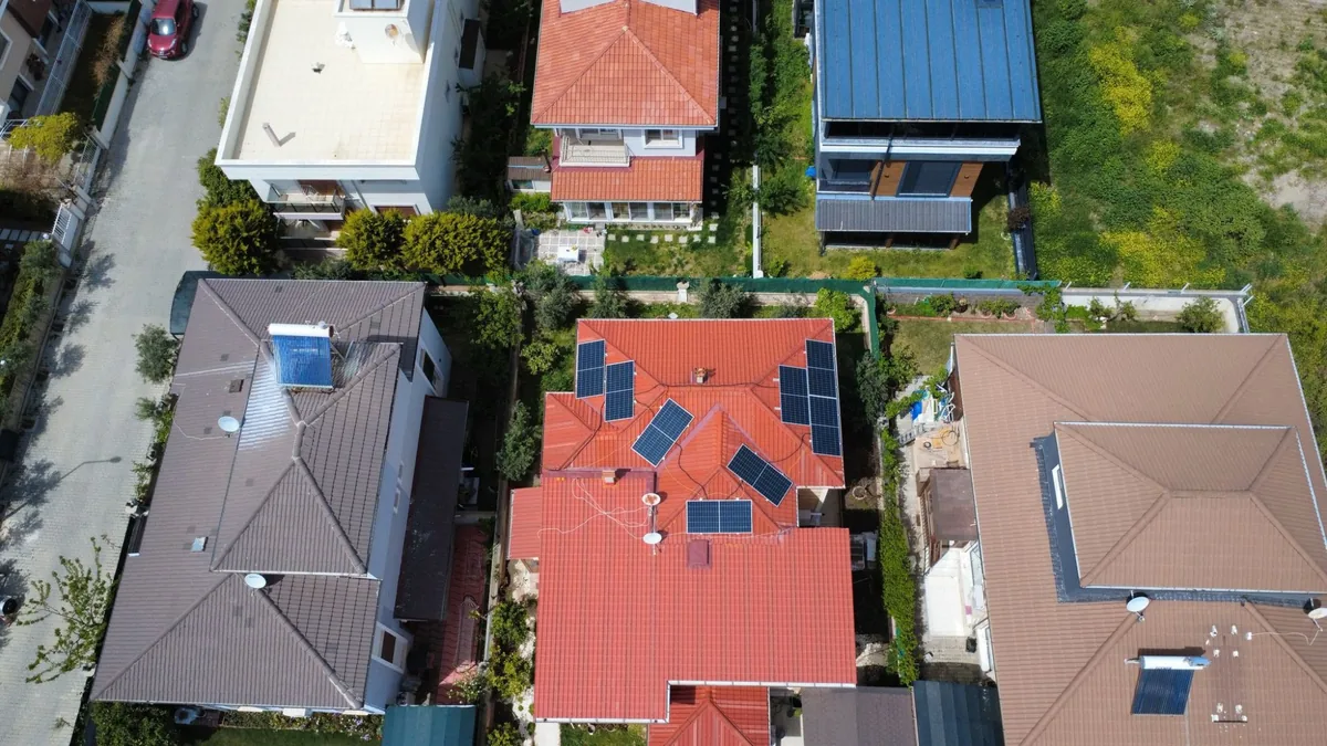 Seferihisar villa çatı GES - panel yerleşim planı drone
