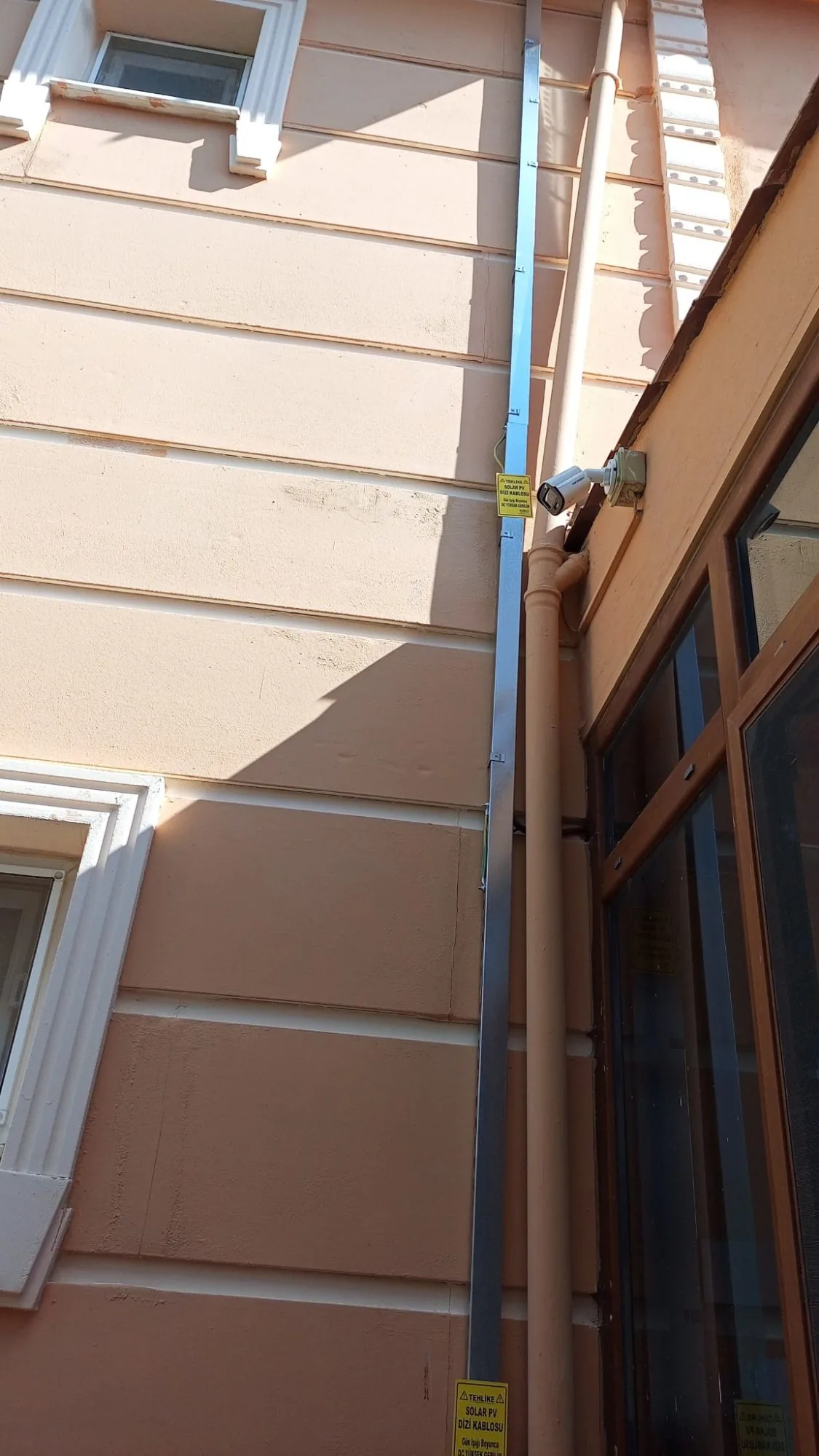 Seferihisar güneş enerjisi sistemi dış cephe kablo kanalı